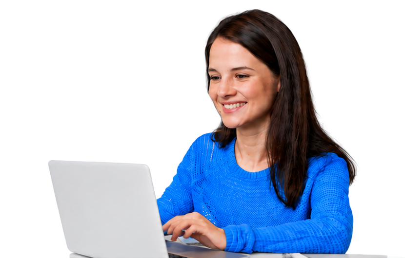 Estudante sorrindo enquanto estuda para concursos no notebook